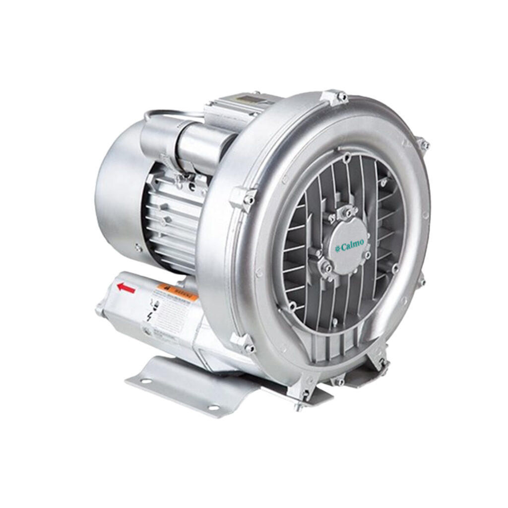 سری GB کالمو (CALMO Side Channel Blower) نوعی پمپ هوادهی و وکیوم با پره‌های شعاعی است که برای ایجاد فشار و خلأ هوا در کاربردهای صنعتی و عمومی به کار می‌رود. ویژگی اصلی این سری، طراحی دوطرفه (Double Stage) یا تک‌طرفه (Single Stage) است که باعث افزایش راندمان و بازده عملکرد می‌شود. بدنه و پروانه از جنس آلومینیوم ریختگی مقاوم به خوردگی ساخته‌شده که موجب افزایش طول عمر و کاهش وزن شده است. این پمپ‌ها دارای درجه حفاظتی IPX4 و کلاس عایق حرارتی F هستند و می‌توانند در دمای محیط تا ۴۰ درجه سانتی‌گراد کار کنند. از این مدل‌ها در تصفیه‌خانه‌ها، صنایع غذایی، خطوط تولید، استخرها، سیستم‌های پنوماتیک و سایر کاربردهای صنعتی استفاده می‌شود. همچنین قابلیت نصب فیلتر، صداگیر و سایر تجهیزات جانبی را دارند.